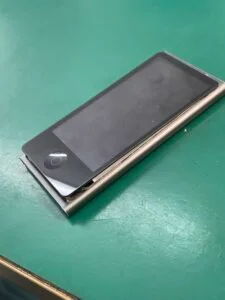 iPod touch 4 バッテリー交換 — 修理の様子