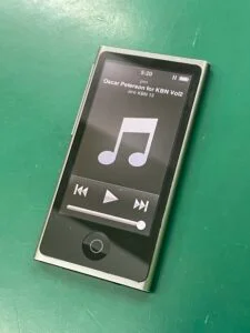 iPod touch 7 バッテリー交換 — 修理の様子