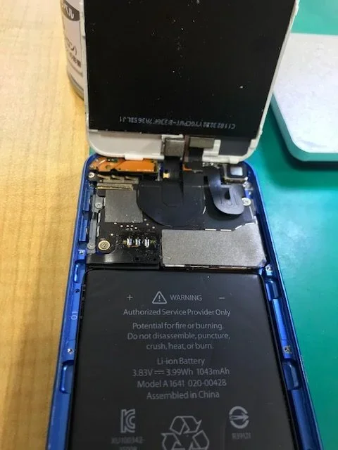 iPod touch 6 タッチパネル修理 — 修理の様子