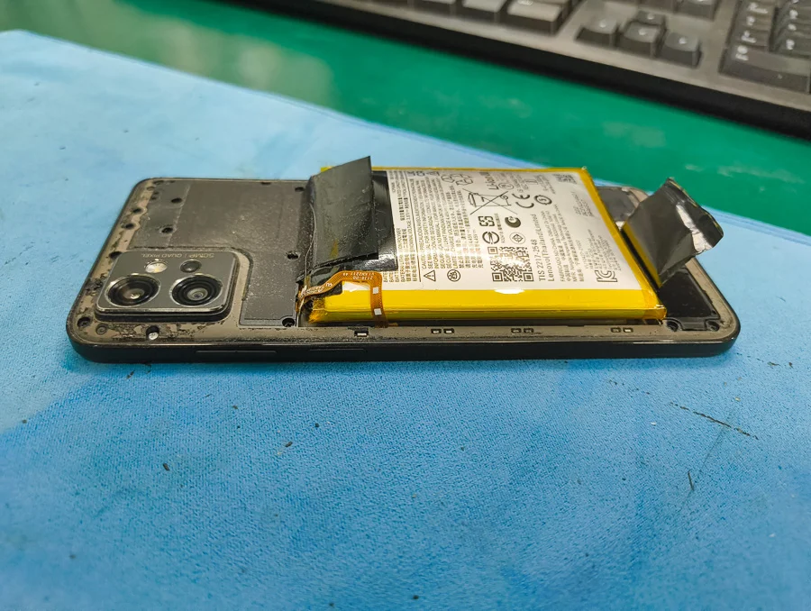 motorola edge 30 Pro バッテリー交換 — 修理の様子