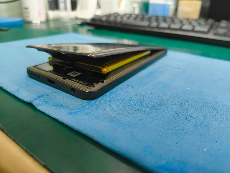 moto g64 5G バッテリー交換 — 修理の様子