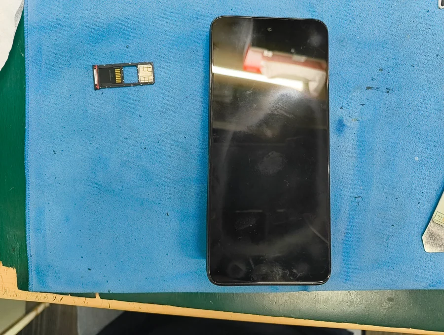 motorola edge 20 バッテリー交換 — 修理の様子