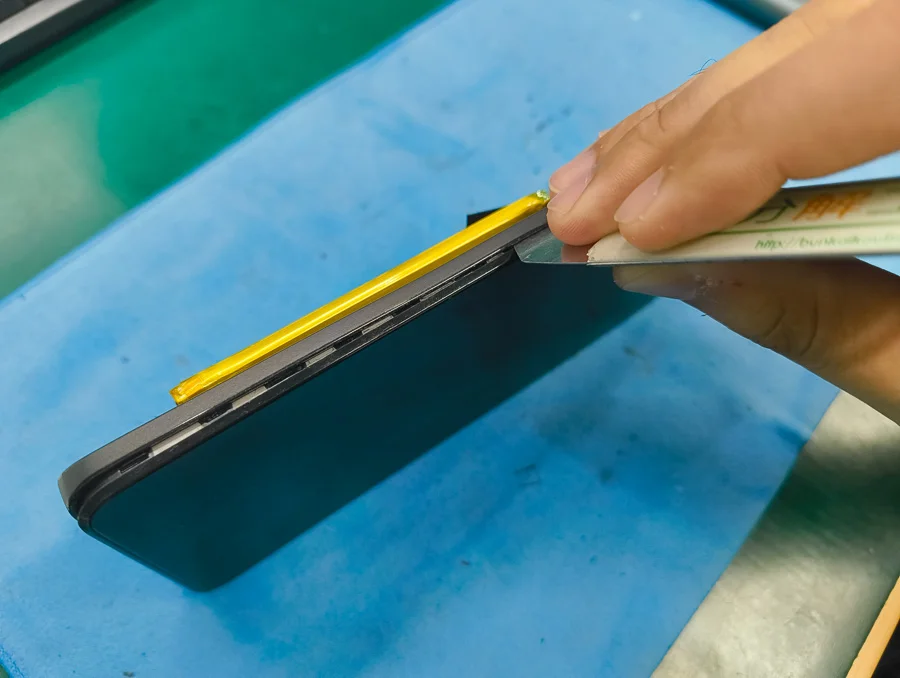 moto E5 バッテリー交換 — 修理の様子