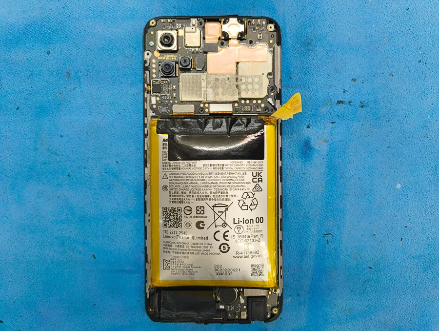 moto g31 バッテリー交換 — 修理の様子