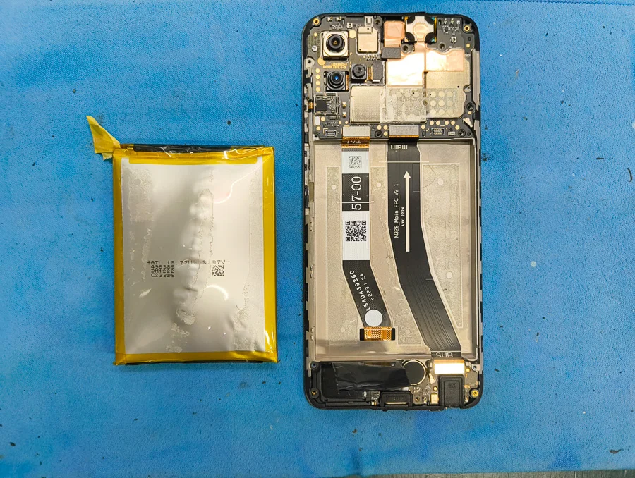 moto g6 play バッテリー交換 — 修理の様子