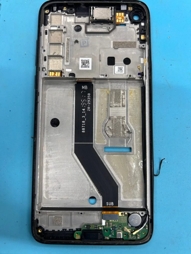 moto g31 ボタン修理 — 修理の様子