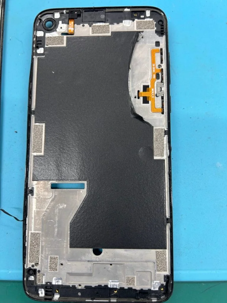 moto g52j 5G ボタン修理 — 修理の様子