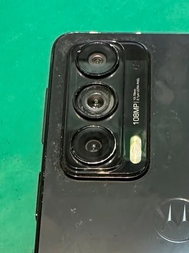 moto E5 カメラ修理 — 修理の様子