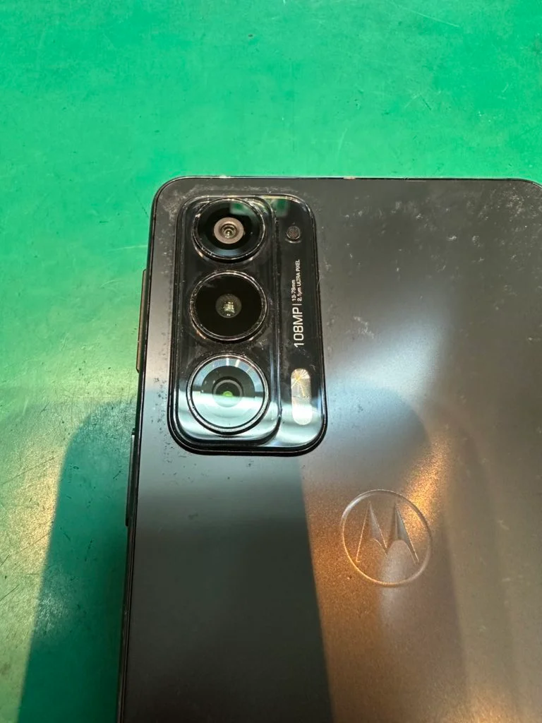 moto g32 カメラ修理 — 修理の様子