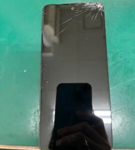 motorola razr 40 ultra 画面割れ修理 — 修理の様子