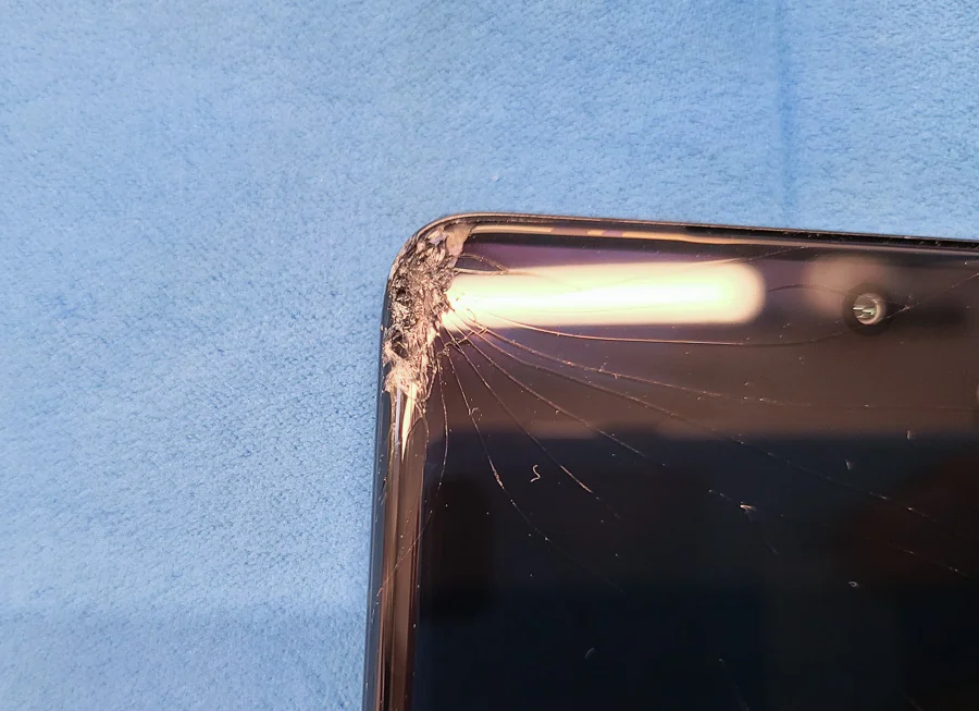 moto g8 plus 画面割れ修理 — 修理の様子