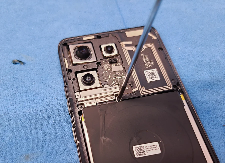 moto z 画面割れ修理 — 修理の様子