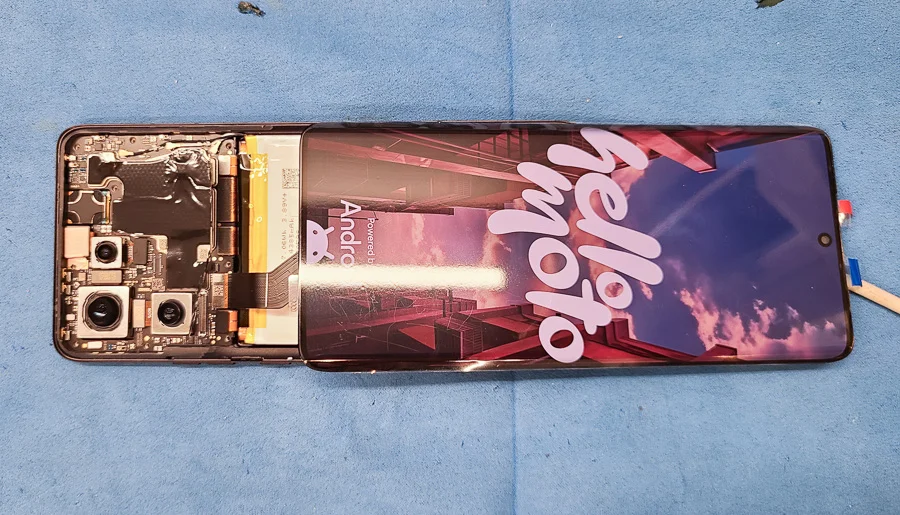 moto z Play 画面割れ修理 — 修理の様子