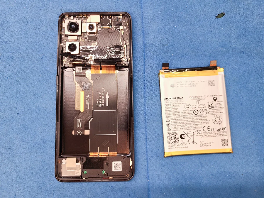 moto g10 power 画面割れ修理 — 修理の様子