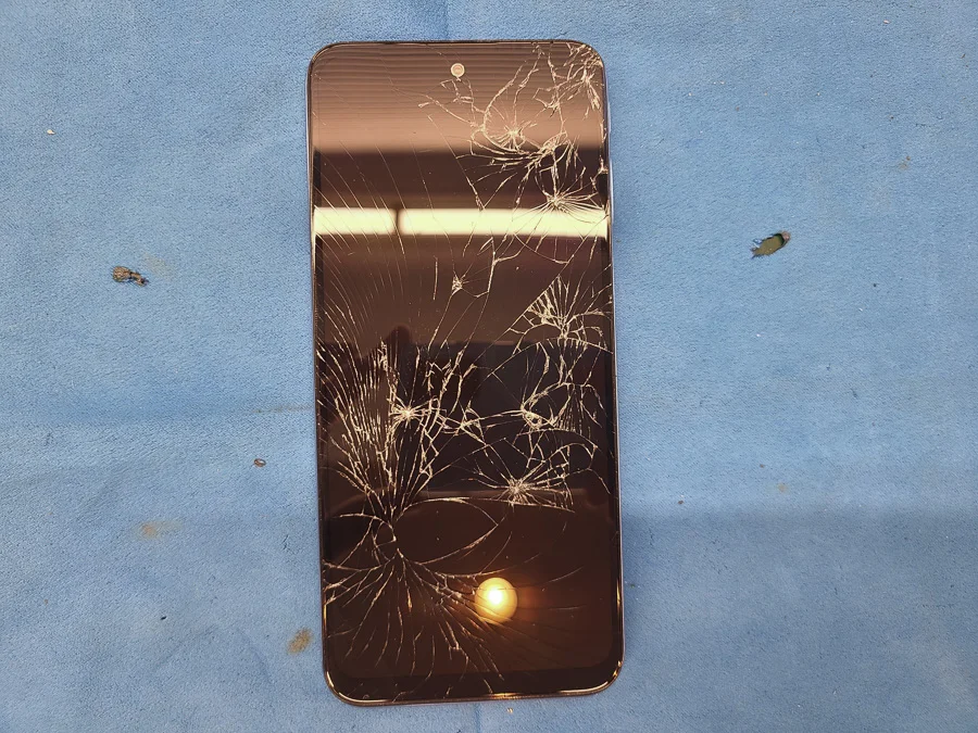 moto g7 plus 画面割れ修理 — 修理の様子