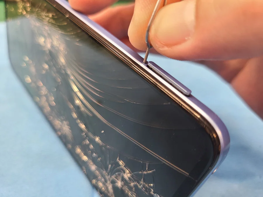 moto g8 液晶修理 — 修理の様子