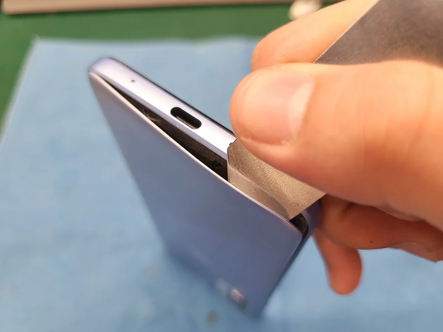 moto g32 画面割れ修理 — 修理の様子