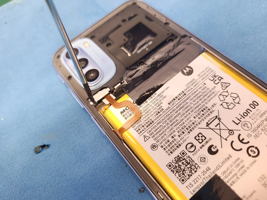 motorola edge 30 Pro 画面割れ修理 — 修理の様子