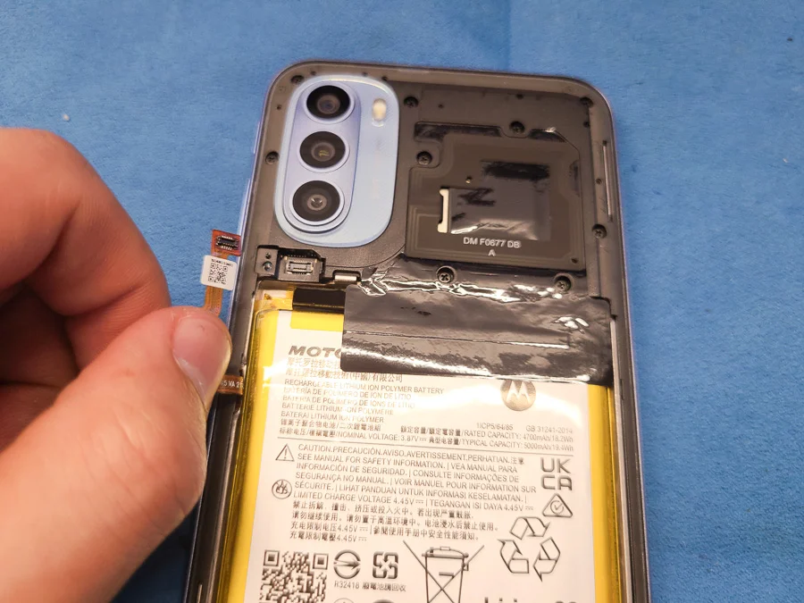 moto g13 画面割れ修理 — 修理の様子