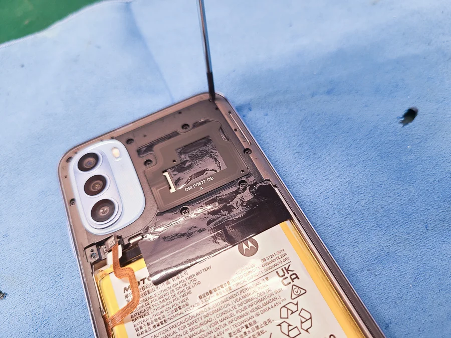 moto z2 Play 液晶修理 — 修理の様子