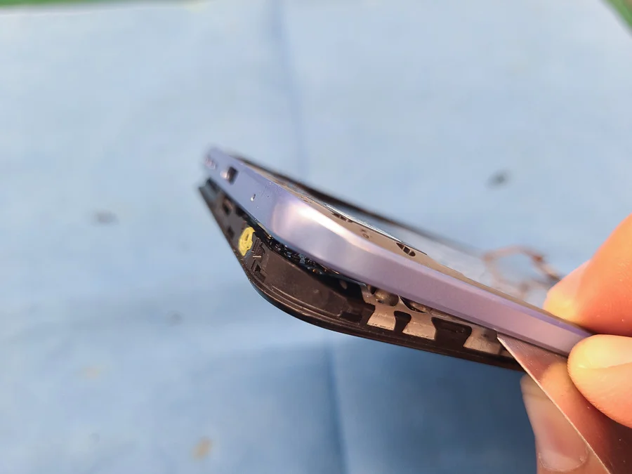 moto g64 5G 液晶修理 — 修理の様子