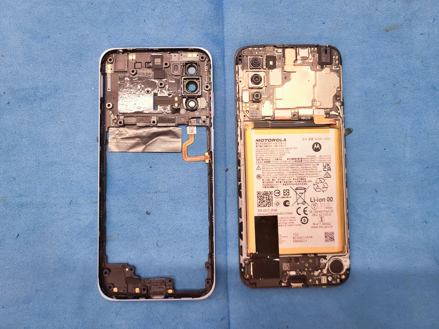 moto g52j 5G 画面割れ修理 — 修理の様子