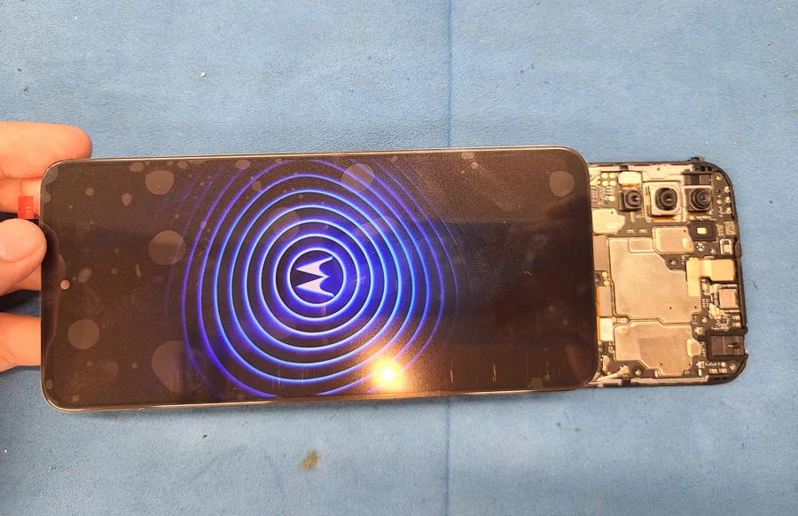 moto g32 液晶修理 — 修理の様子