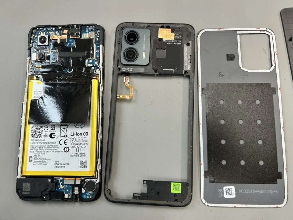 moto g24 画面割れ修理 — 修理の様子