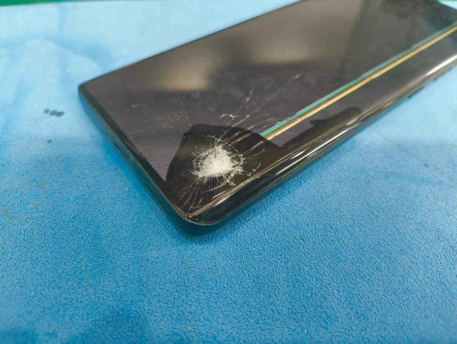 moto g8 power 画面割れ修理 — 修理の様子