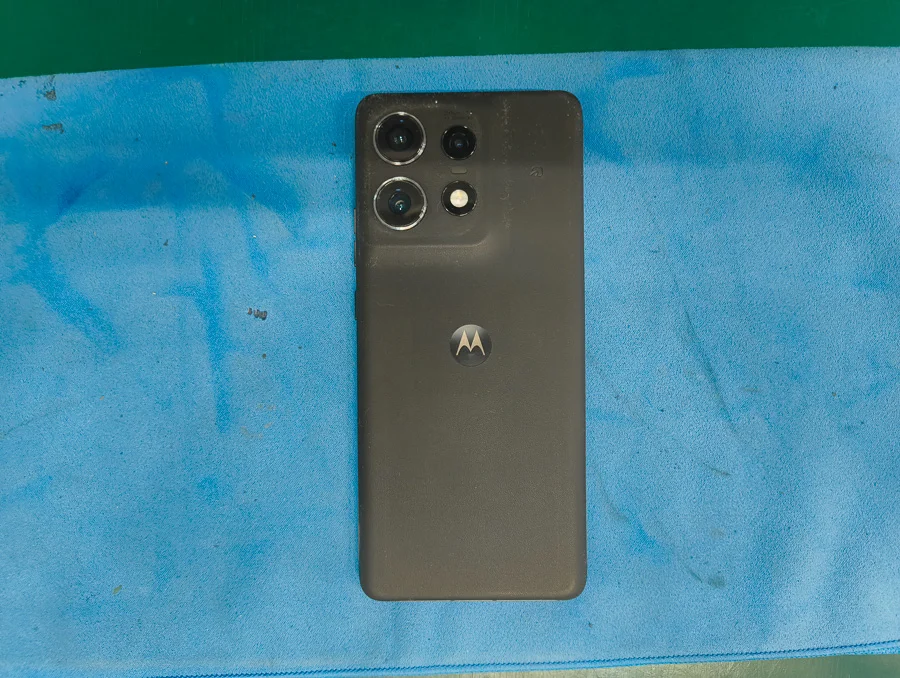 moto g30 画面割れ修理 — 修理の様子