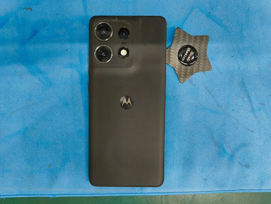 moto z2 Play 画面割れ修理 — 修理の様子