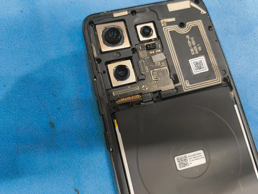 motorola razr 40 ultra ヒンジ・フォルダブル 画面割れ修理 — 修理の様子