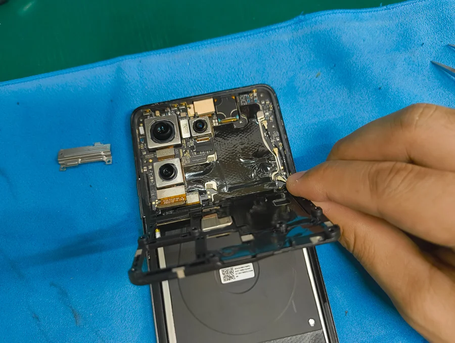 moto g13 液晶修理 — 修理の様子