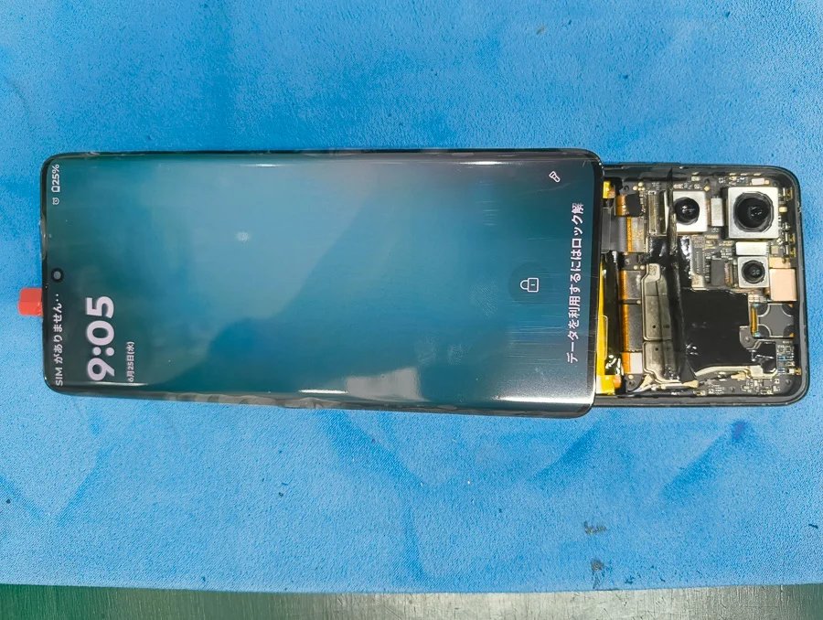 motorola edge 40 画面割れ修理 — 修理の様子