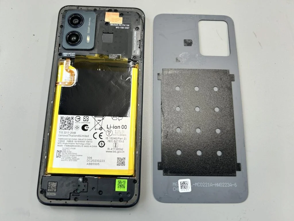 moto g64 5G 画面割れ修理 — 修理の様子