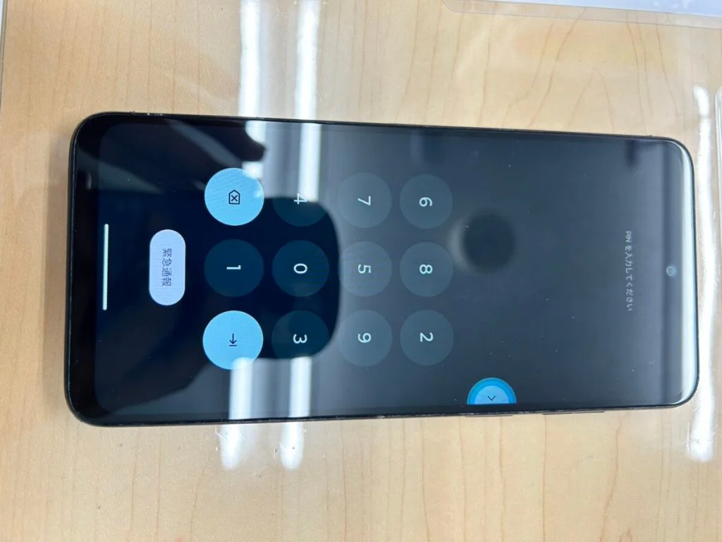 motorola razr 40 折りたたみ 画面割れ修理 — 修理の様子