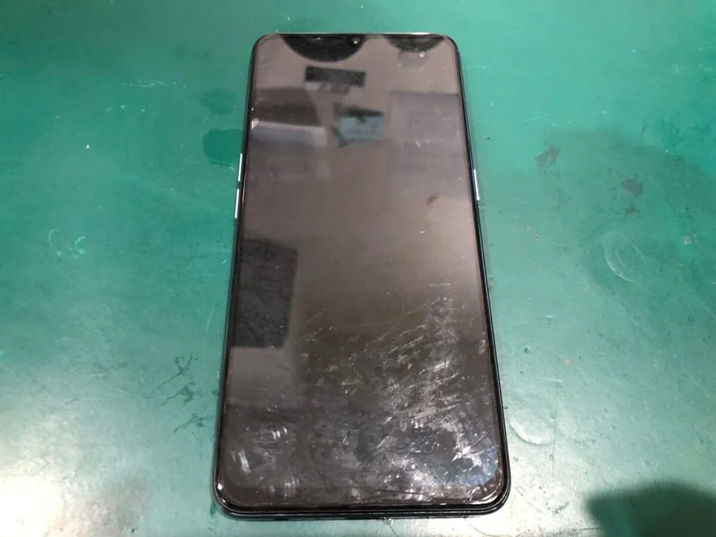 OPPO A5 2020 液晶修理 — 修理の様子