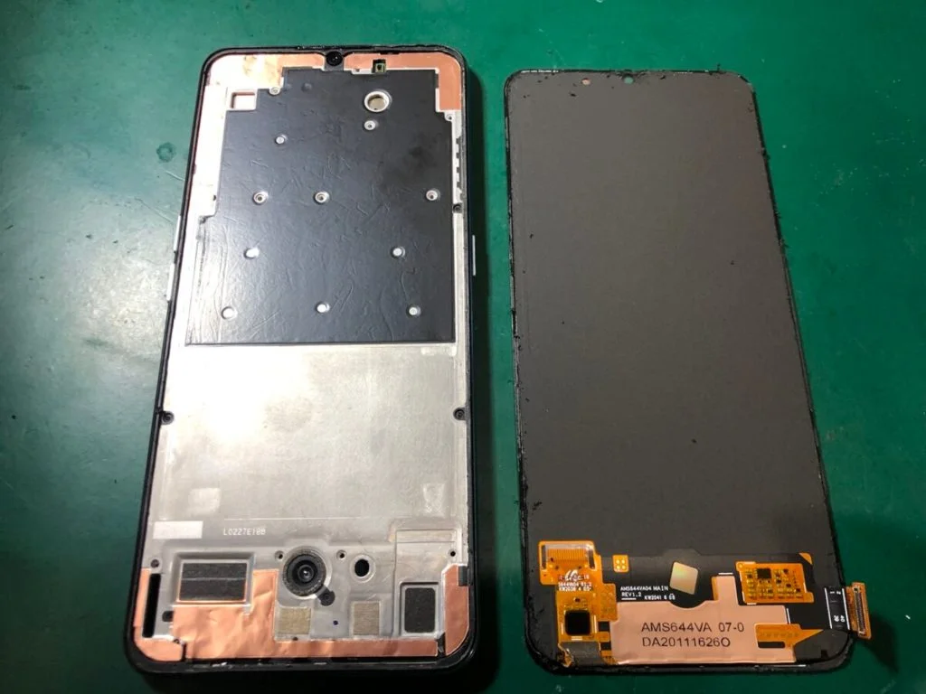 OPPO Reno3 A 画面割れ修理 — 修理の様子