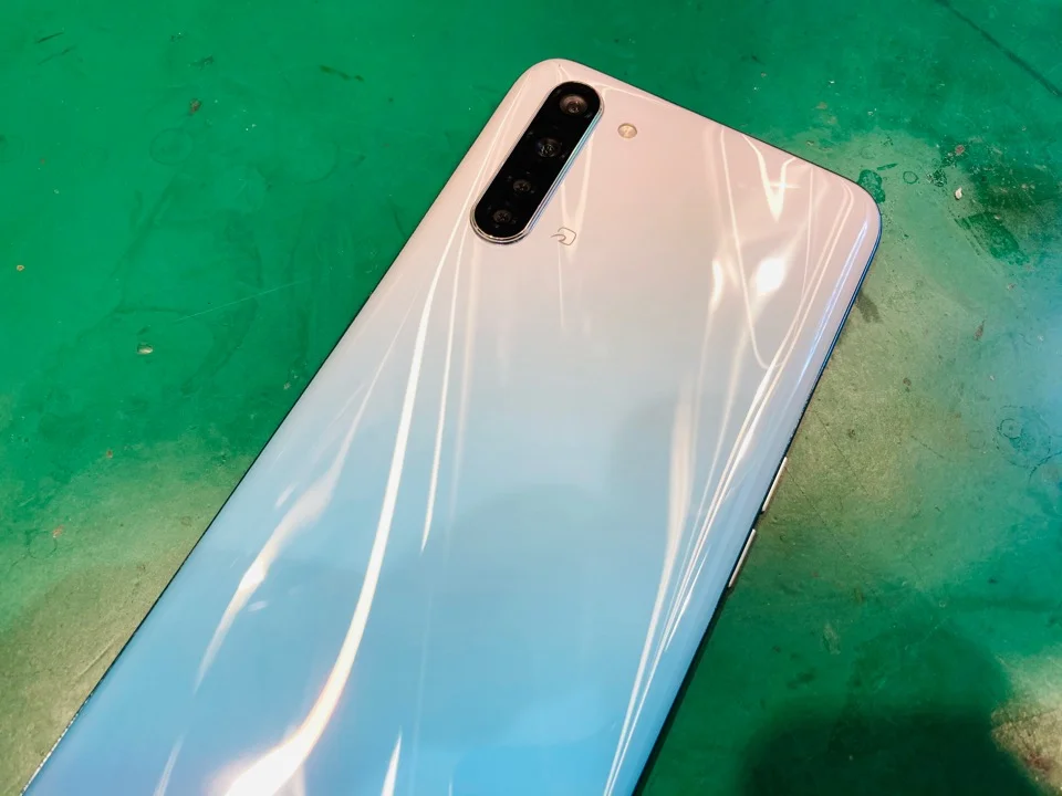 OPPO R17 Neo 液晶修理 — 修理の様子