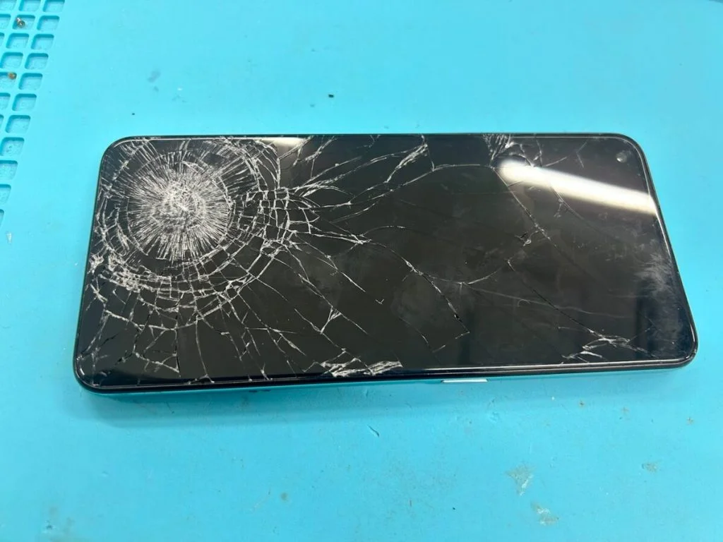 OPPO R17 Pro 液晶修理 — 修理の様子