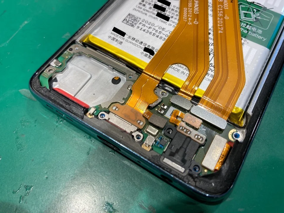 OPPO Reno 10x zoom 画面割れ修理 — 修理の様子