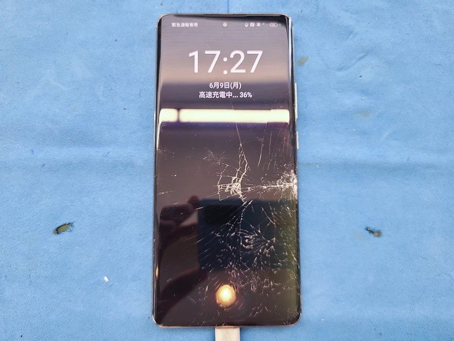 OPPO Reno9 A 画面割れ修理 — 修理の様子