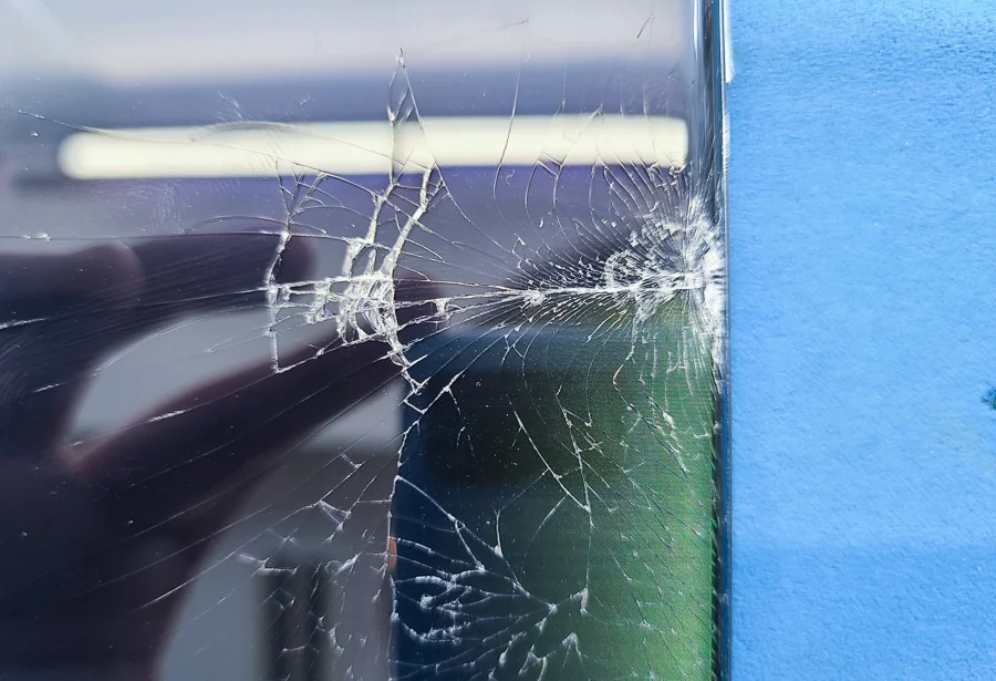 OPPO Find X3 Pro 画面割れ修理 — 修理の様子