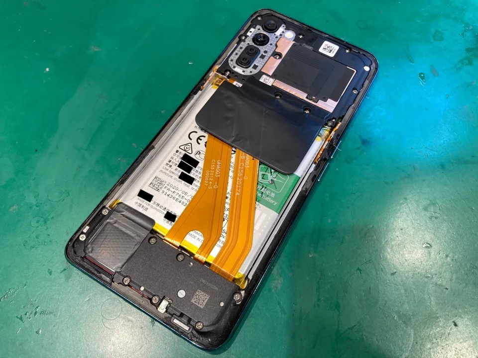 OPPO A73 画面割れ修理 — 修理の様子