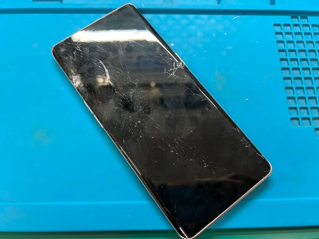 OPPO A54 5G 画面割れ修理 — 修理の様子