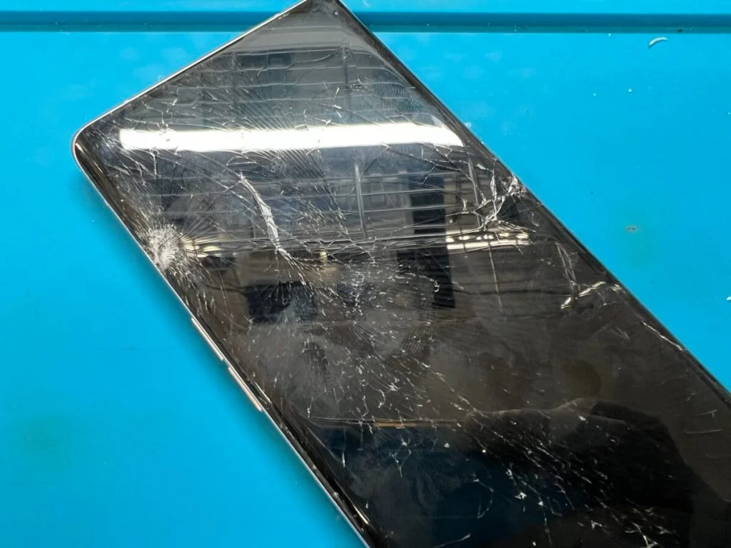 OPPO A79 5G 画面割れ修理 — 修理の様子