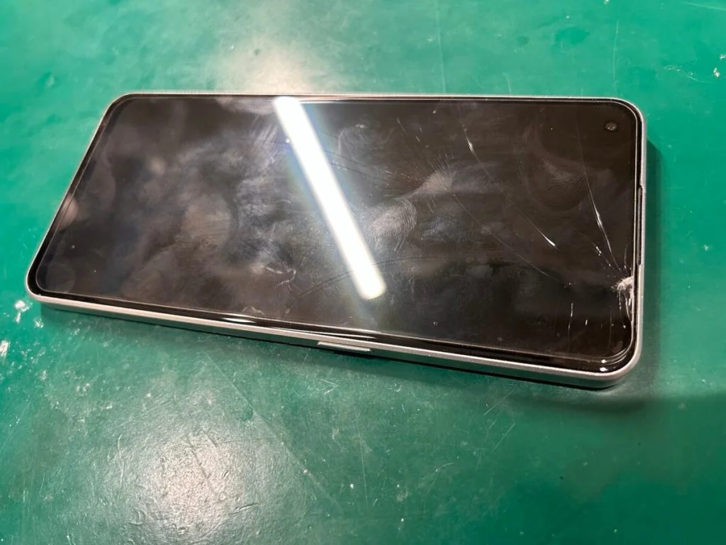 OPPO AX7 液晶修理 — 修理の様子