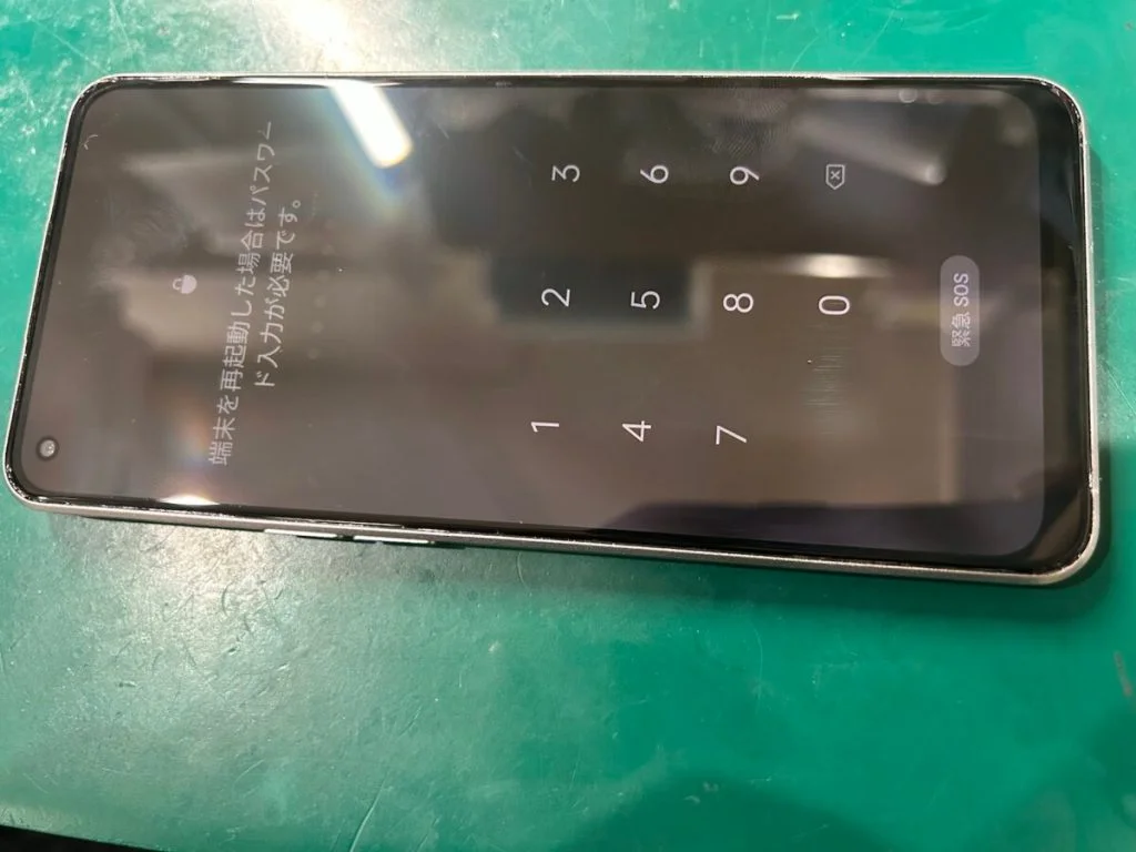 OPPO Reno7 A 画面割れ修理 — 修理の様子