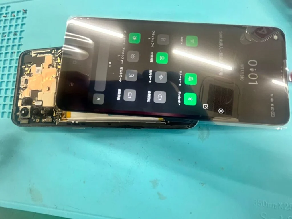 OPPO AX7 画面割れ修理 — 修理の様子