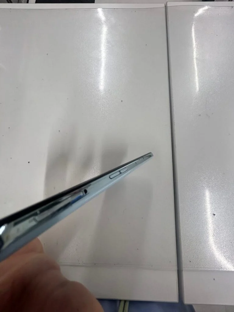 OPPO A5 2020 画面割れ修理 — 修理の様子